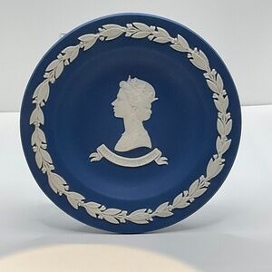 Wedgewood Royal Blue QUEEN ELIZABETH II Silver Jubilee Small Plate 4 3/8”